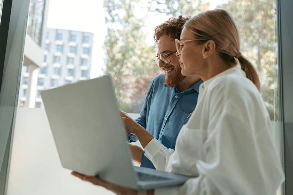 Advisor helping a client